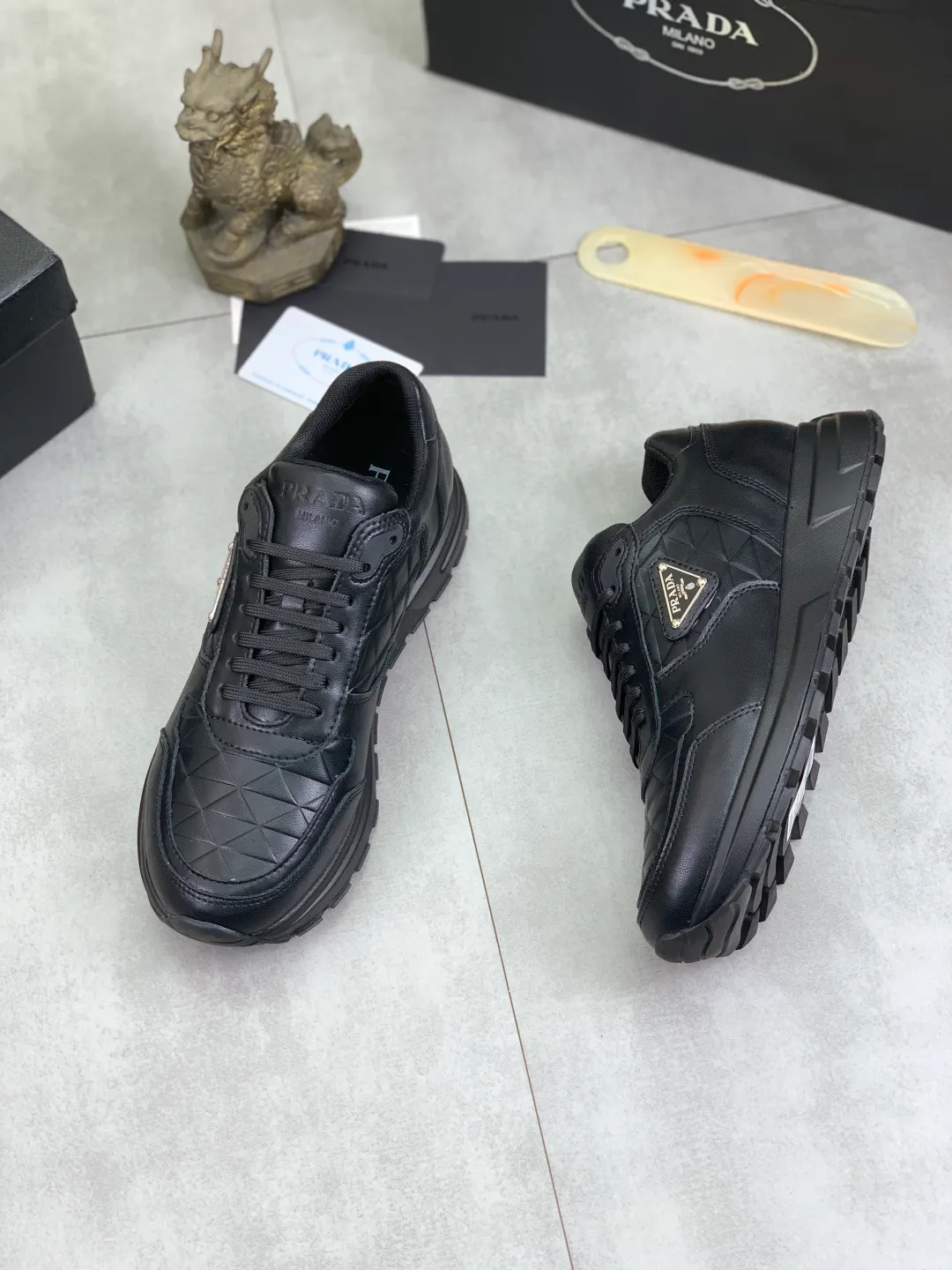 Men's men's shoes 💰P540💰 [New model] popular models are on the official website, 🆘 Trendy brand (Prada) mainly promotes popular models, avant-garde and versatile fashion men's shoes private version mold opening, cowhide surface splicing 1:1 replica... fashionable and simple, original imported cowhide lining cowhide feet; the atmosphere and personality are more fashionable, eye-catching and pursuing class. It will subvert the old idea and be a must-have for fashion trendsetters with you! Must keep it for yourself! Tall and comfortable, large and low, high-end quality workmanship. Code number: 38-44; 2 colors available.